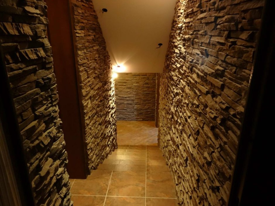 Декоративный камень в коридоре