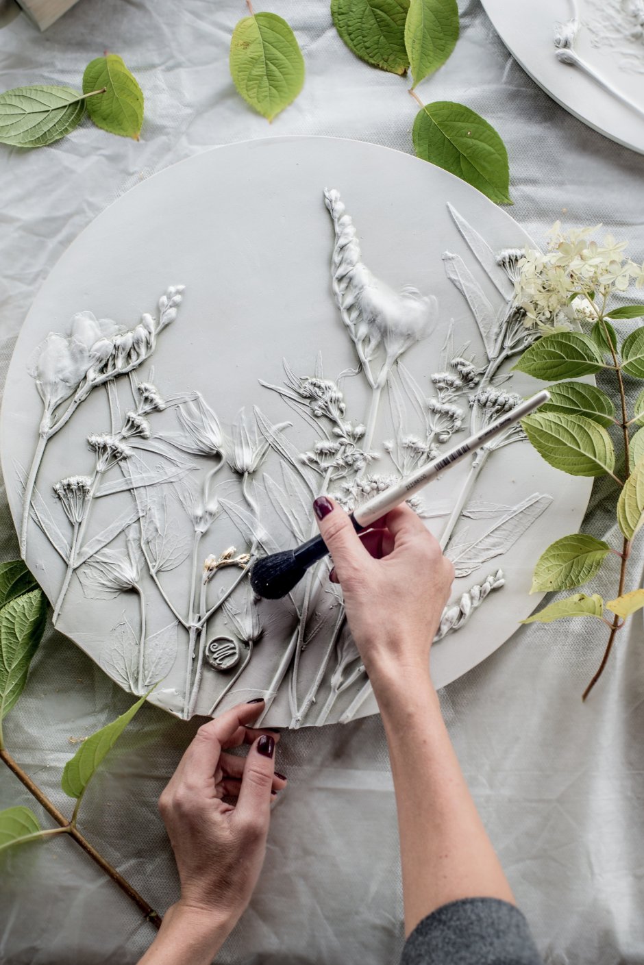 Ботанический барельеф в стиле Веджвуд