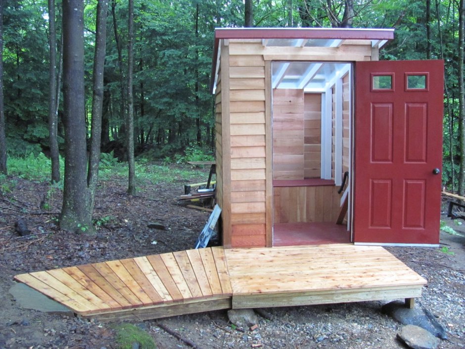 Необычный деревянный туалет