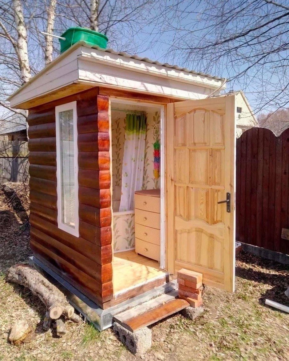 Красивый туалет на даче
