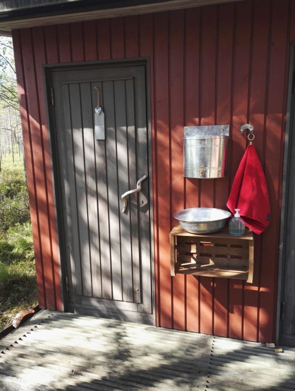 Уличный туалет из бревна