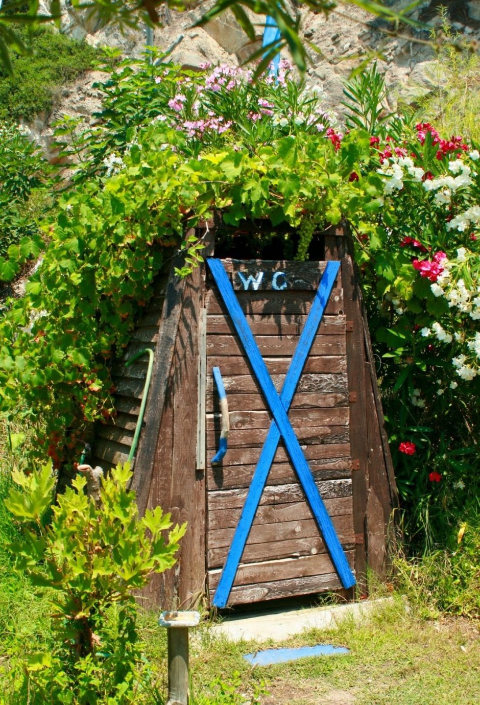 Сарай для инвентаря на дачном участке