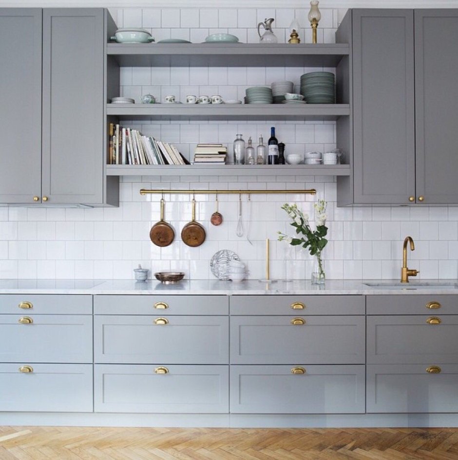 Кухня икеа Будбин серая с золотыми ручками