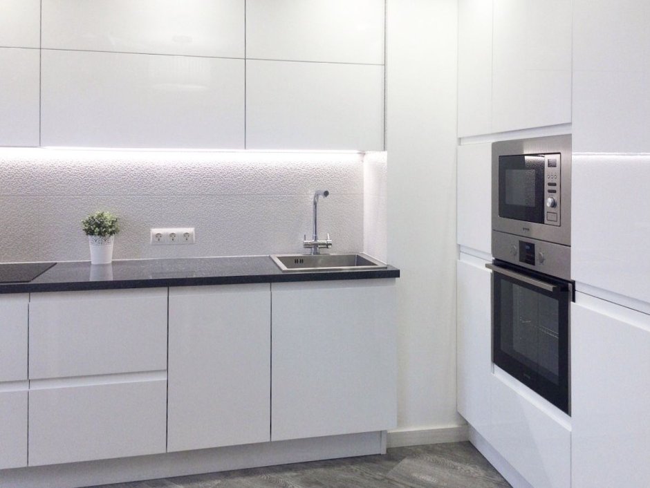 Белая кухня Сканди с деревянной столешницей и фартуком