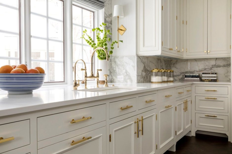 Белая кухня с золотыми ручками