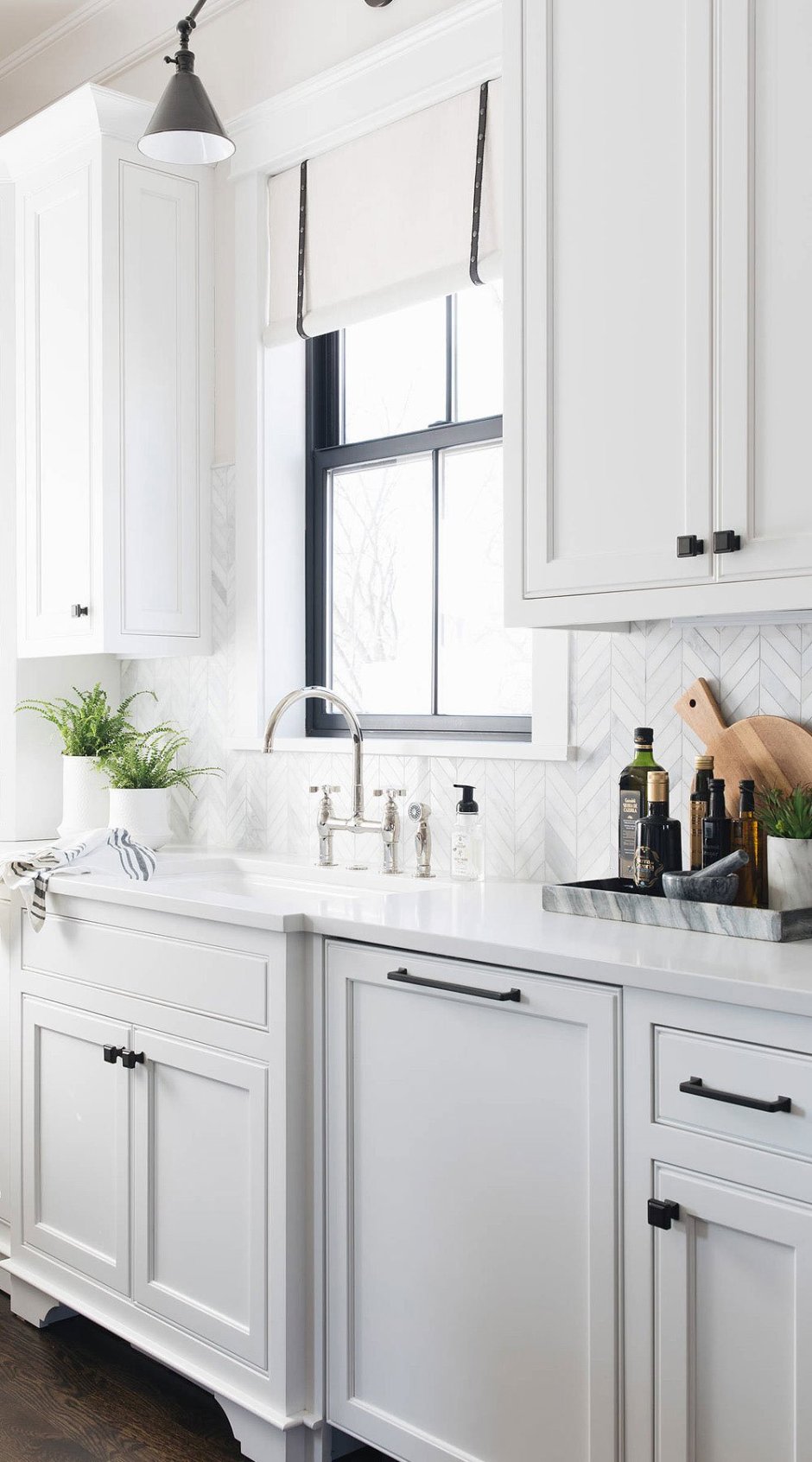 Белая кухня с черными ручками