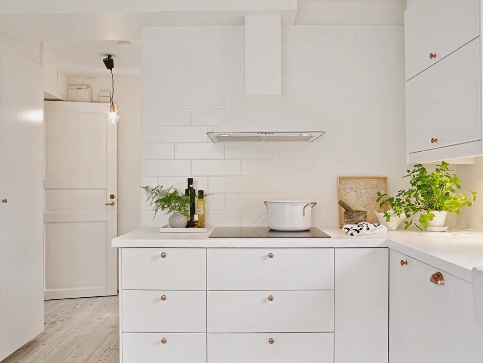 Белая глянцевая кухня Сканди