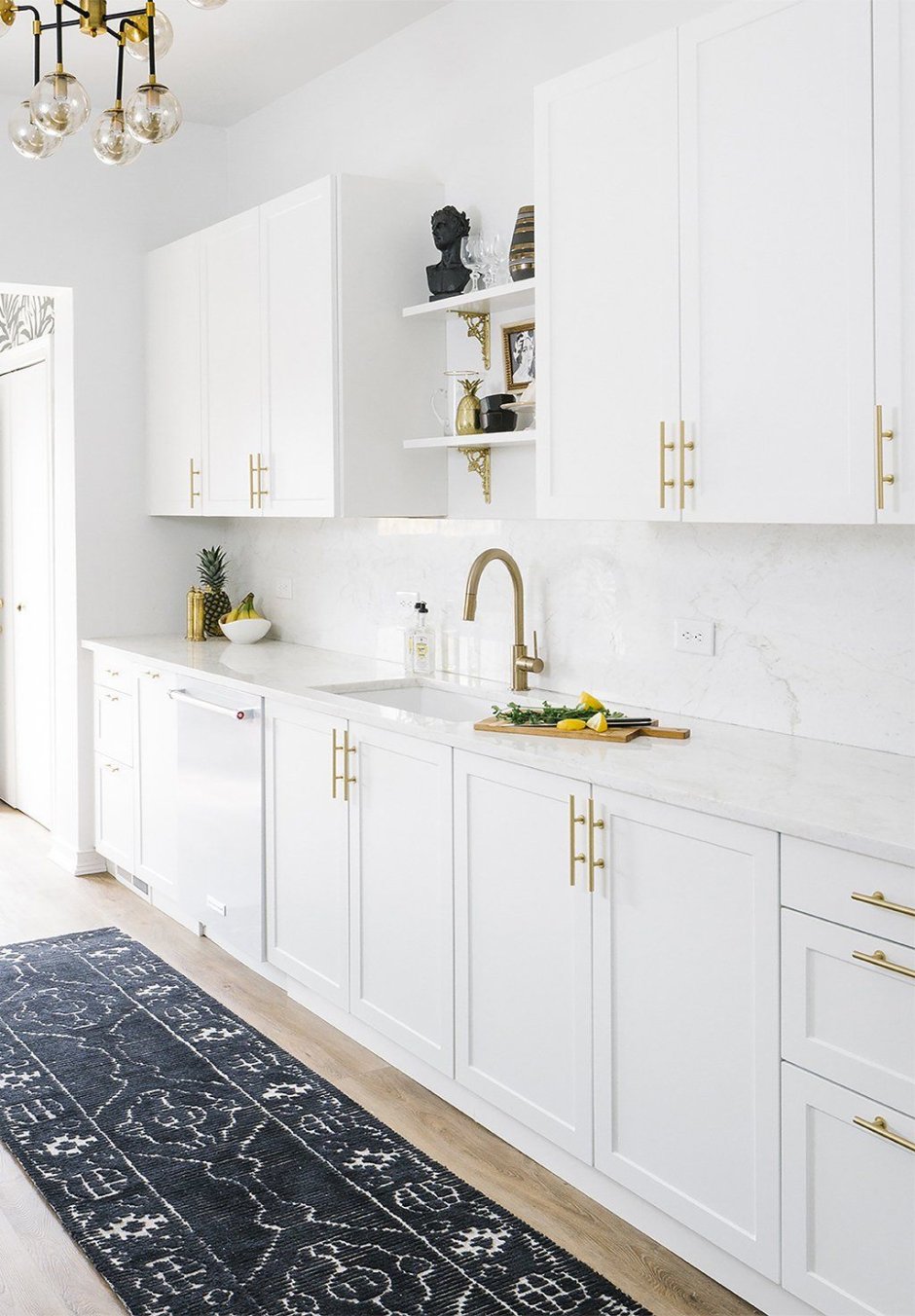 Белая кухня икеа с золотыми ручками