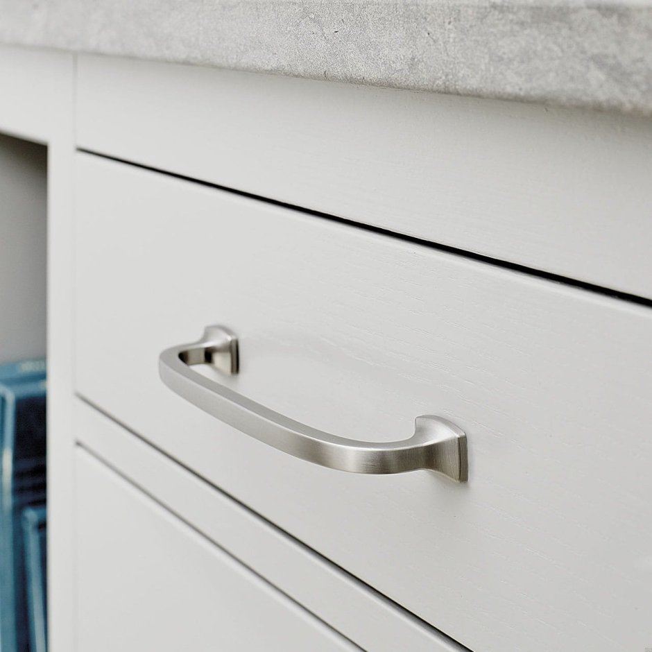 Кухня с серыми фасадами и золотыми ручками