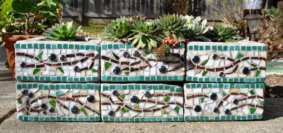 Клумба из плитки керамической