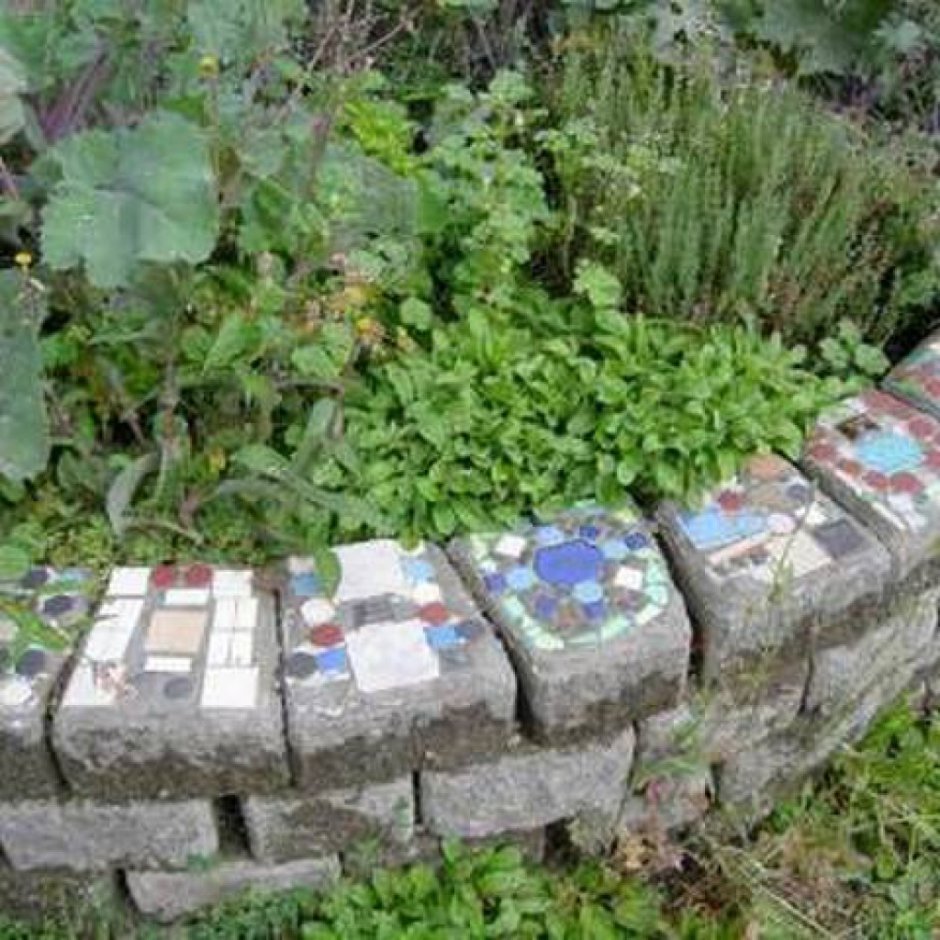 Клумба из кафельной плитки