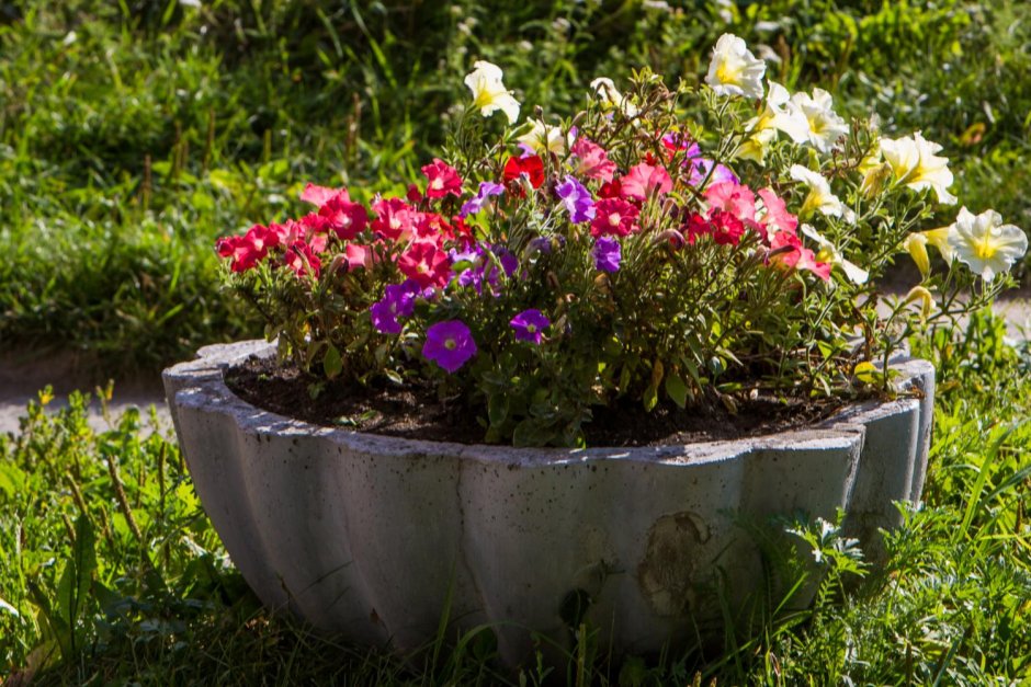 Клумба из кафельной плитки