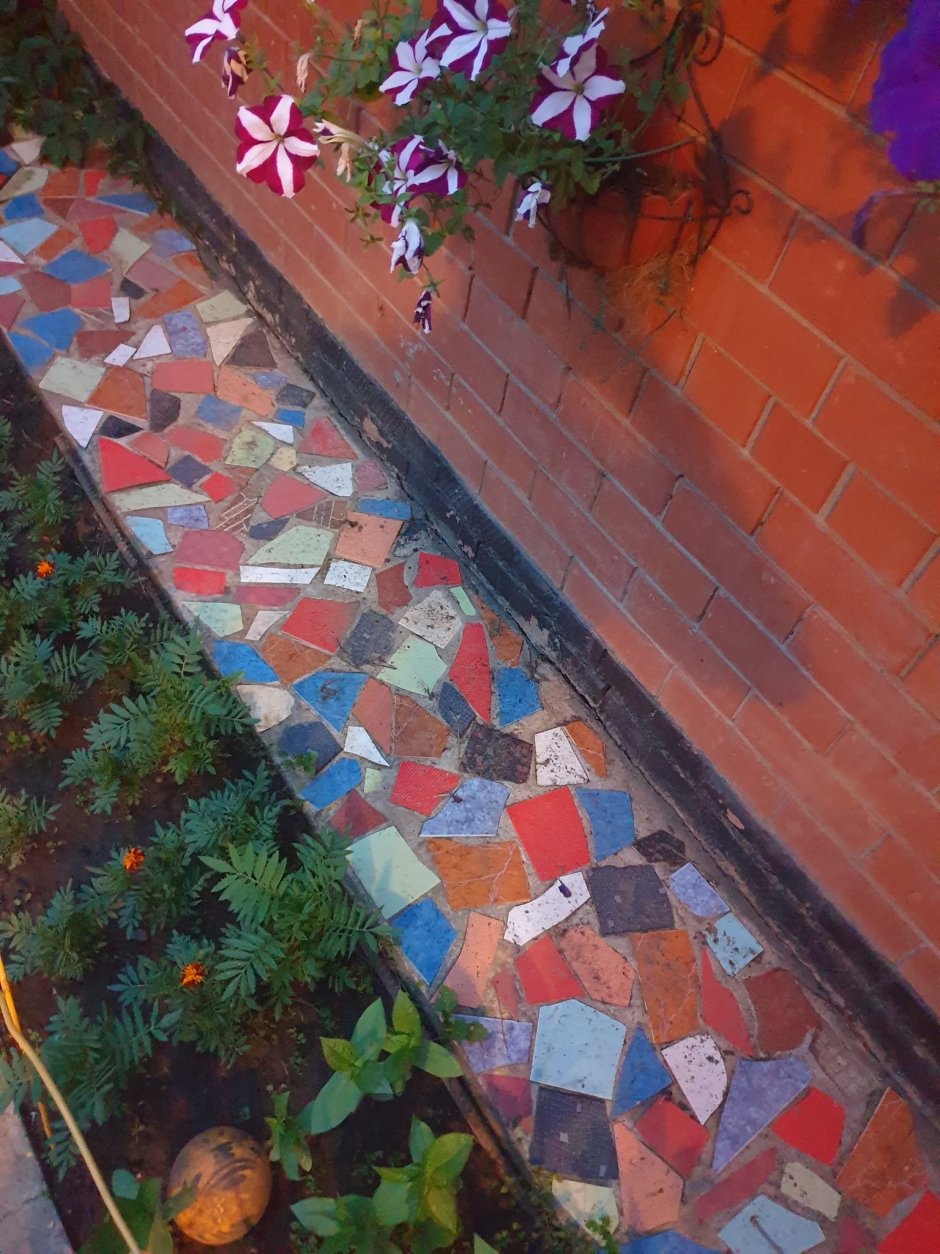 Бордюры из битой плитки