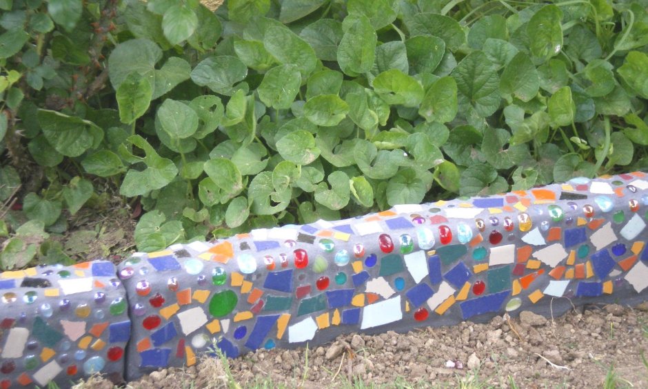 Забор для клумб из старой плитки