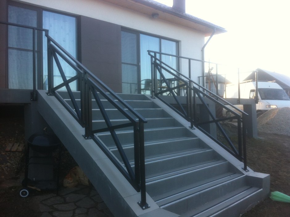 Уличные перила из профильной трубы