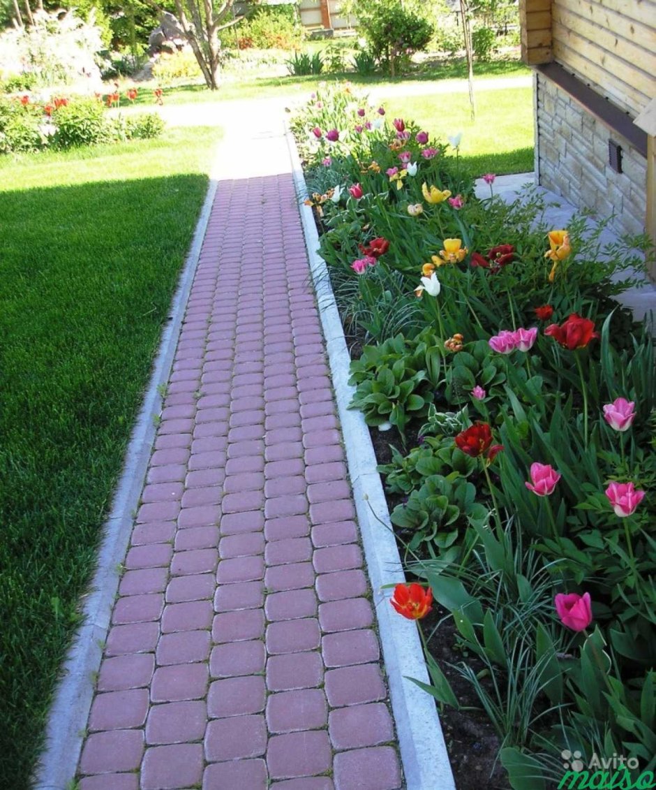 Цветник вдоль дорожки