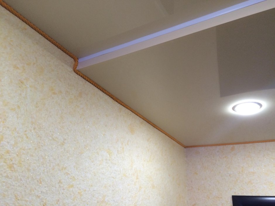 Натяжной потолок маскировочная лента цветная
