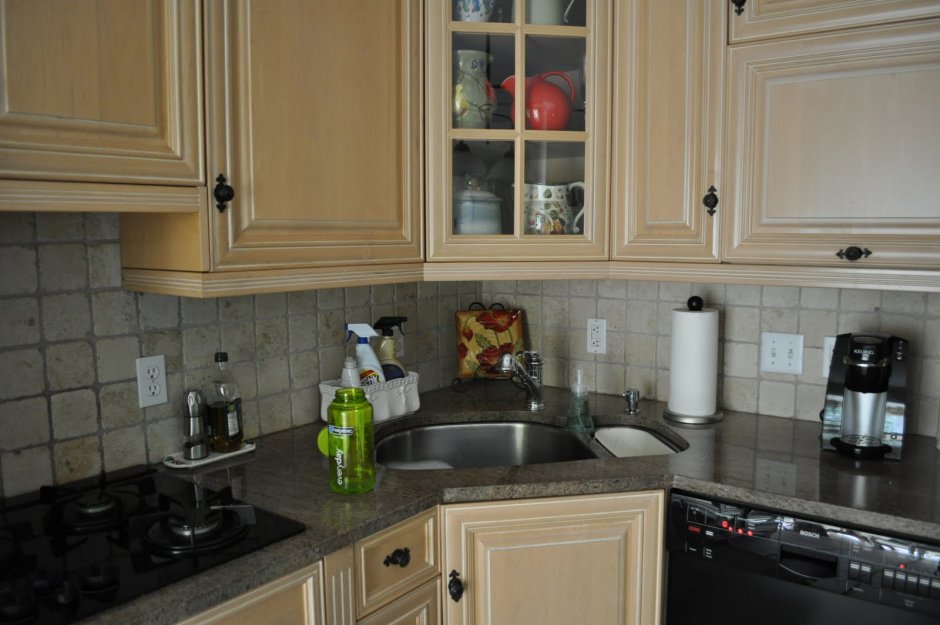 Угловая кухня с прямоугольной раковиной в углу