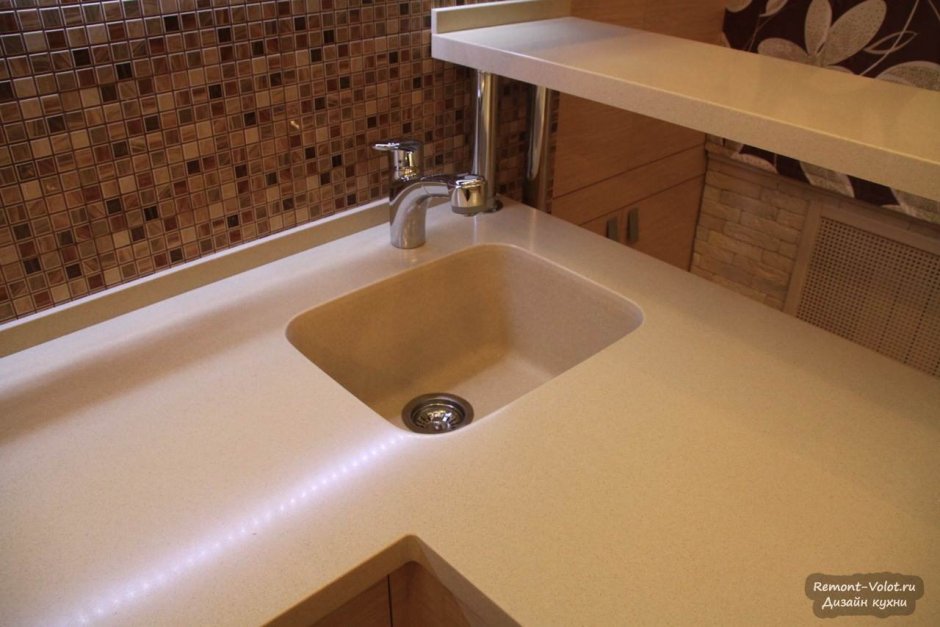 Прямоугольная мойка в углу