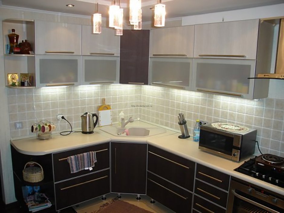 Встроенная кухня, раковина в углу кухни