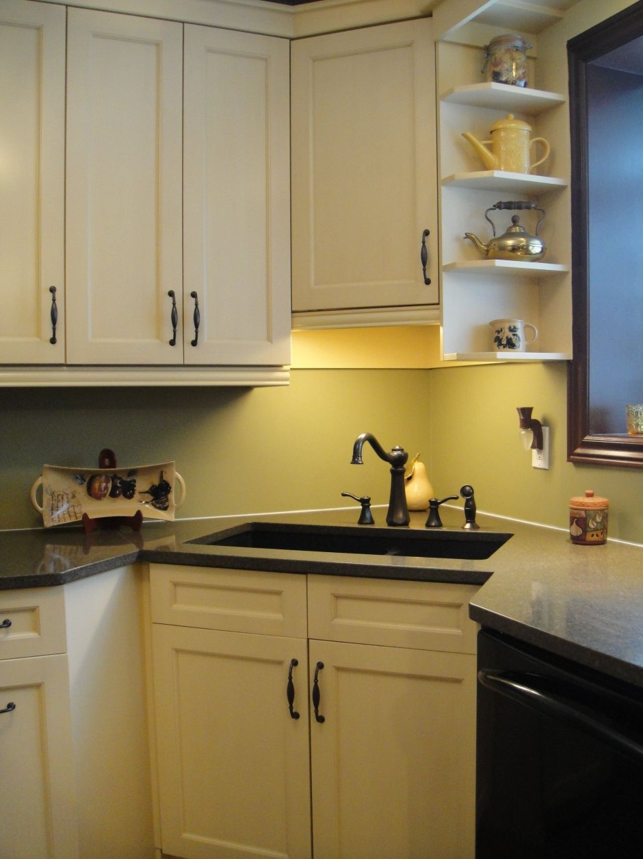 Угловая кухня с мойкой в углу