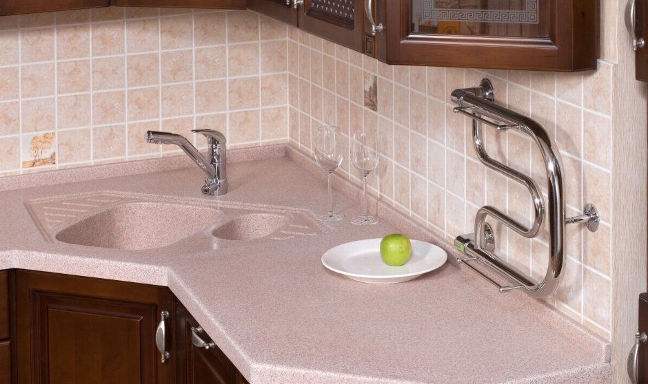 П-образная кухня с угловой мойкой