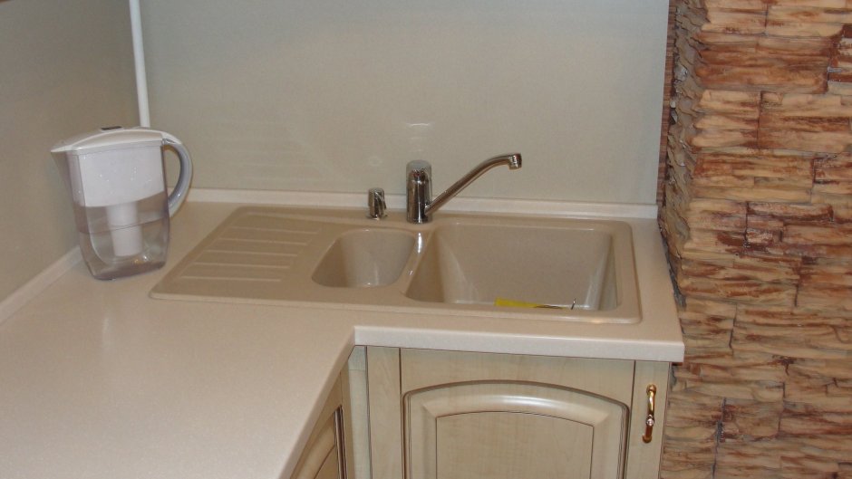 Угловая кухня с мойкой в углу