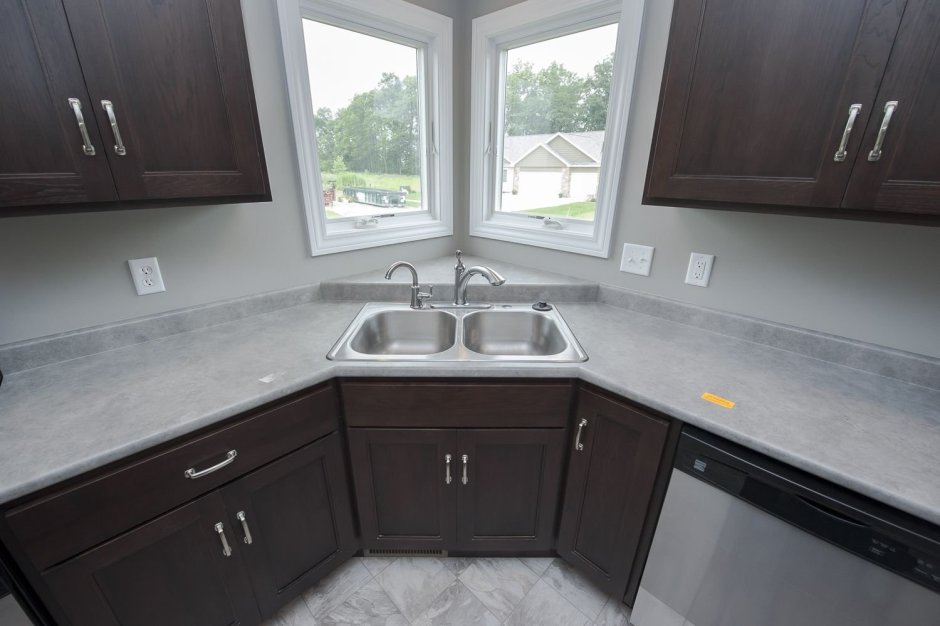 Мойка рядом с плитой