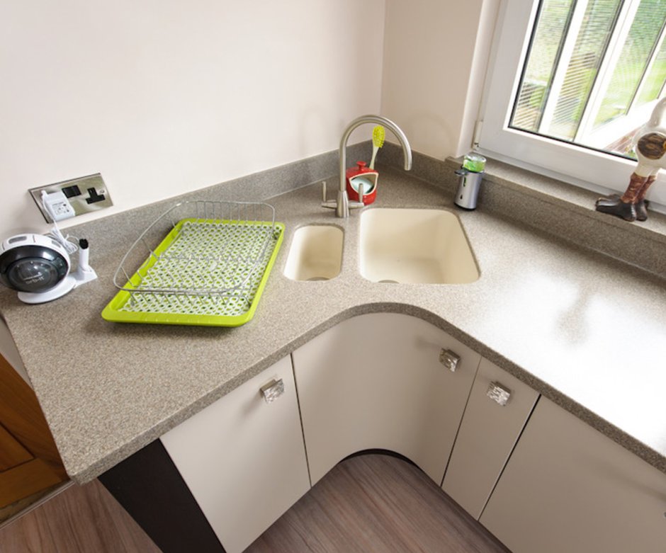 Угловая кухня с угловой мойкой