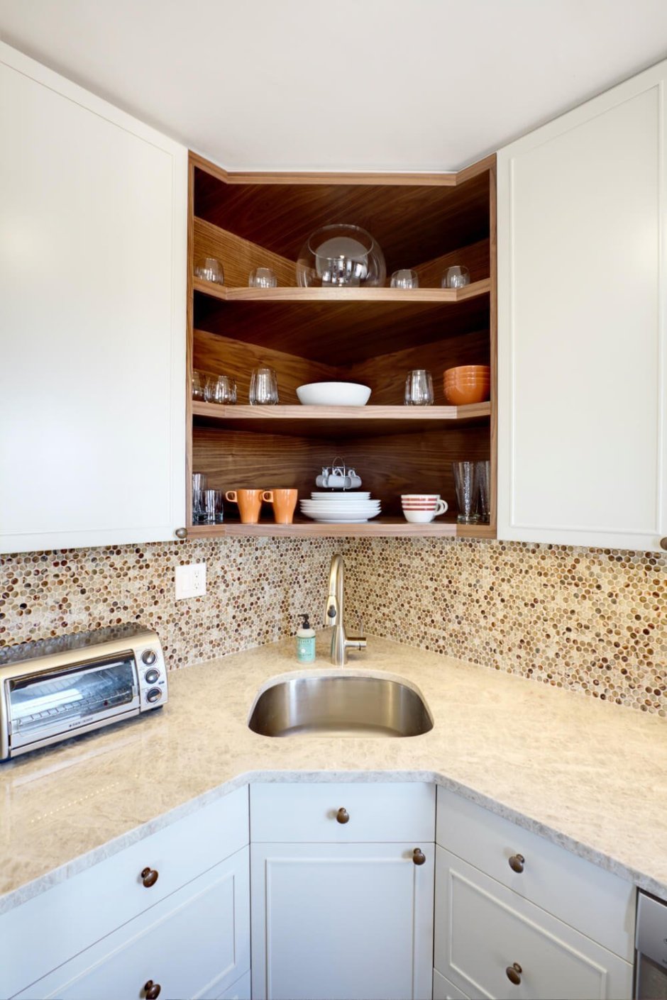 Мойка в углу кухни