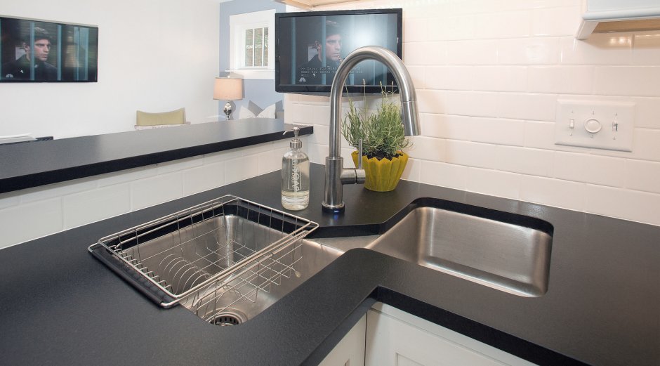 Кухонные мойки в интерьере кухни угловые