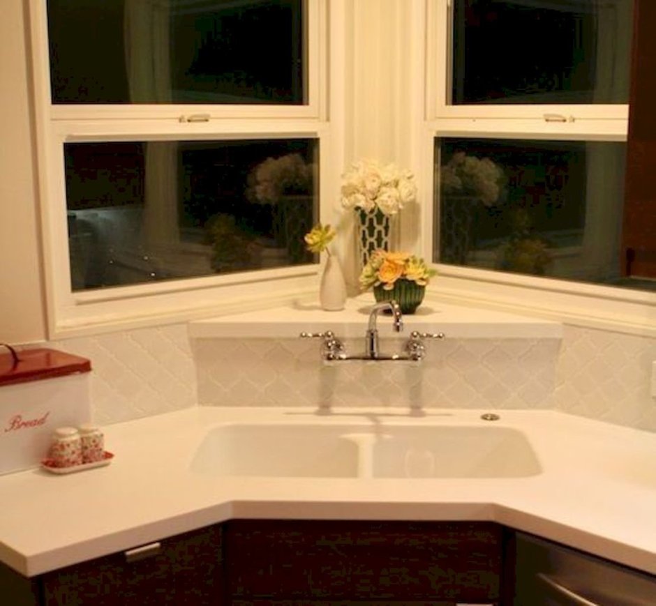 Мойка в углу кухни