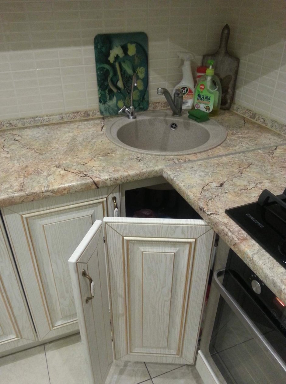 Угловая кухня с угловой раковиной