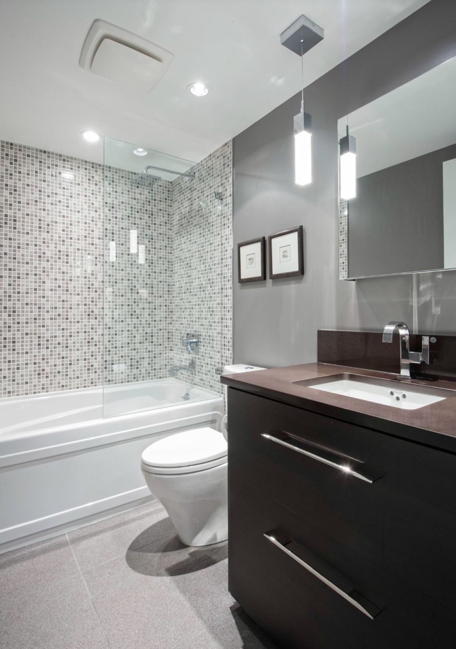 Бело серая ванная