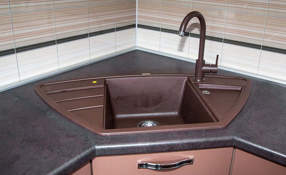 Угловая столешница для кухни с раковиной