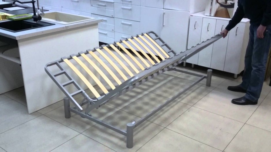 Диван на металлическом каркасе