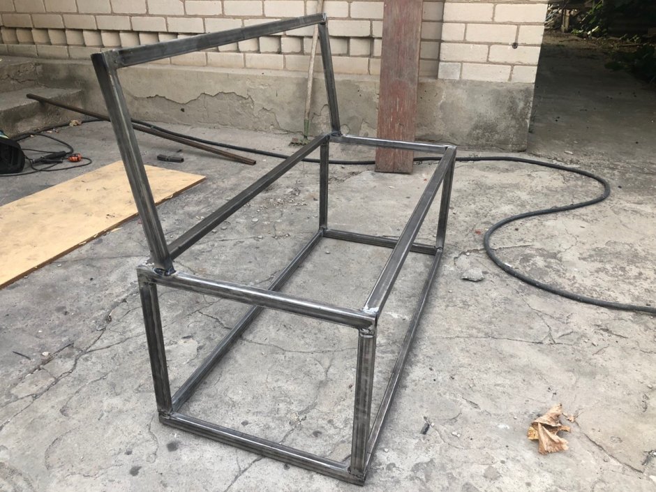 Кровать из водопроводных труб