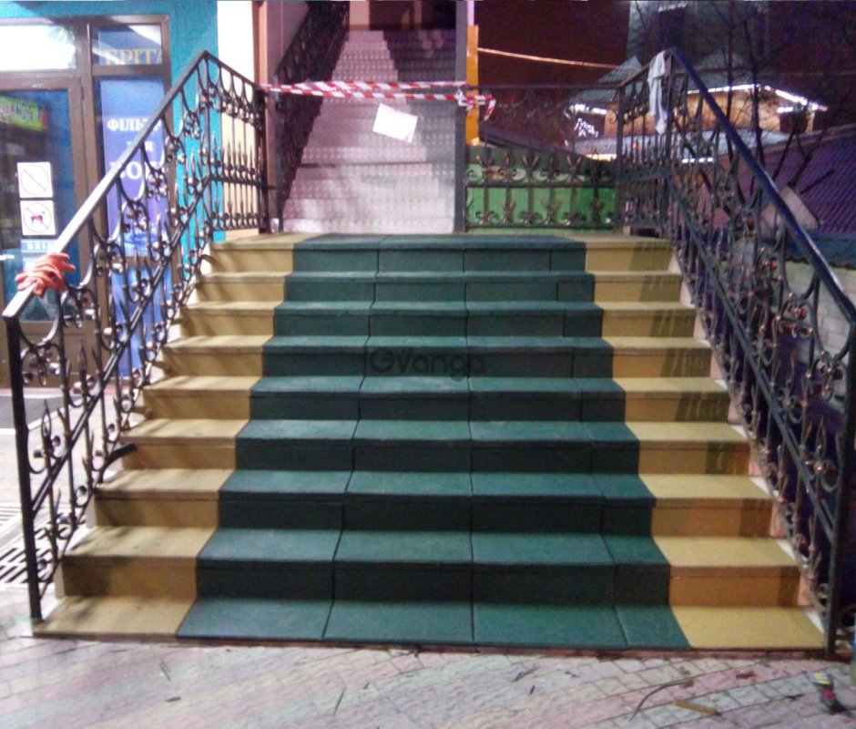Резиновое покрытие для ступеней лестницы