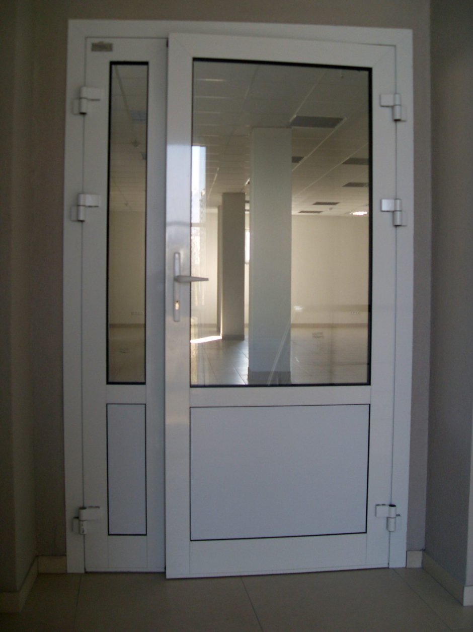 Дверной блок алюминиевый остекленный двупольный