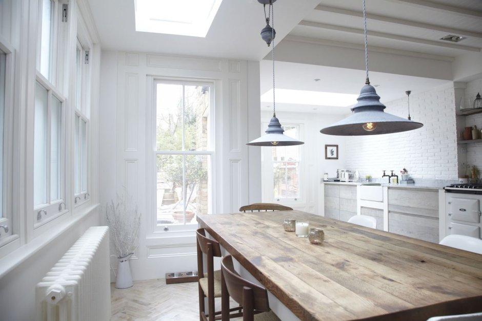 Белая глянцевая кухня икеа с деревянной столешницей