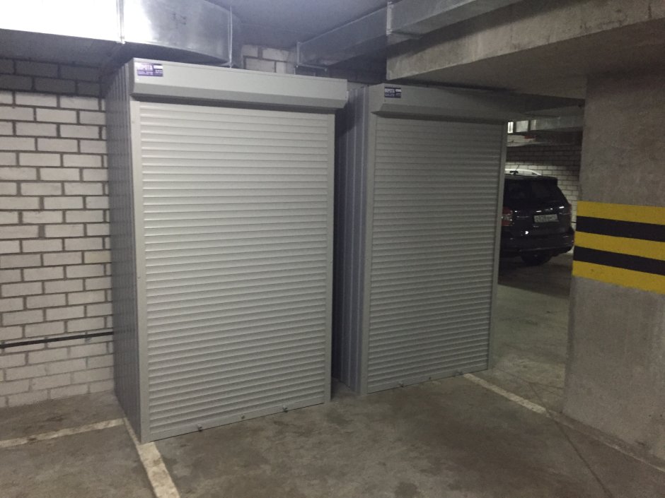 Шкаф в прихожую с жалюзийными дверцами