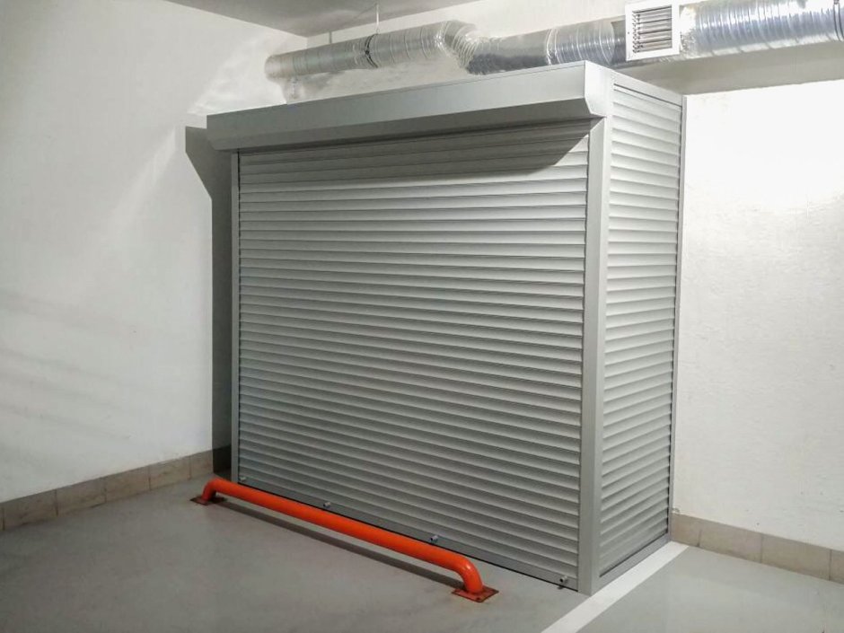 Шкаф на лоджии с холодильником