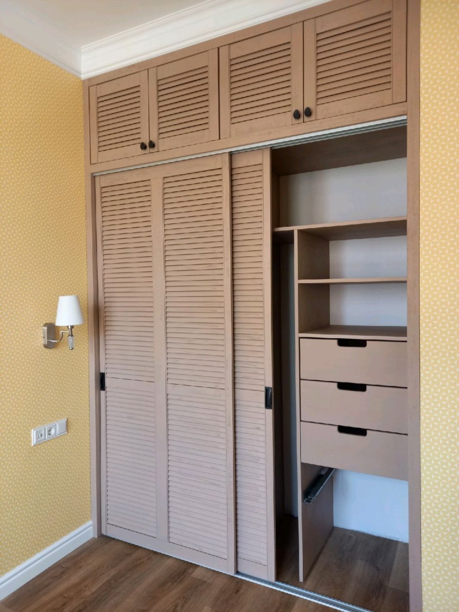 Шкаф на балкон с рольставнями