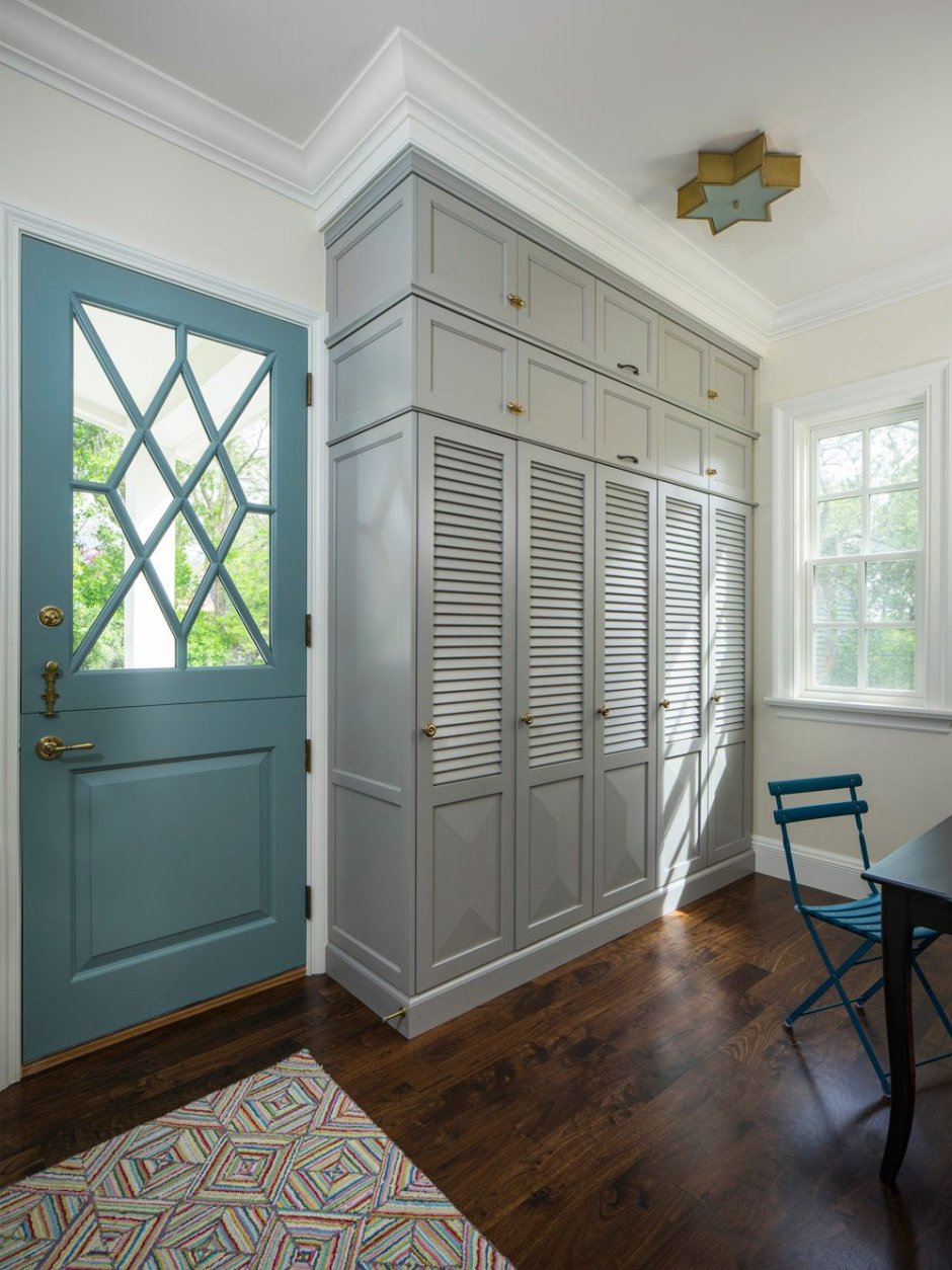 Прихожая с жалюзийными дверцами