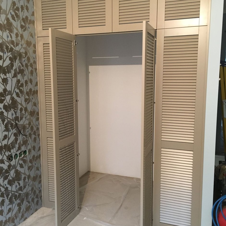 Шкаф в нише с жалюзийными дверцами