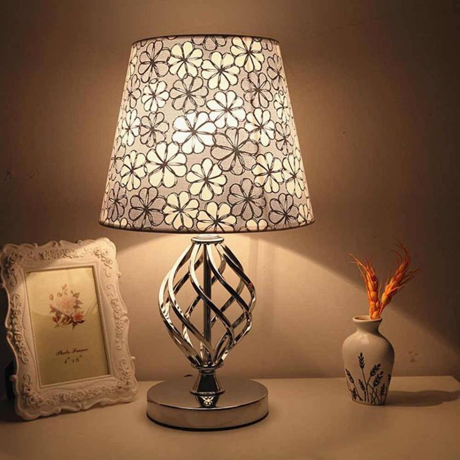 Настольная лампа в интерьере