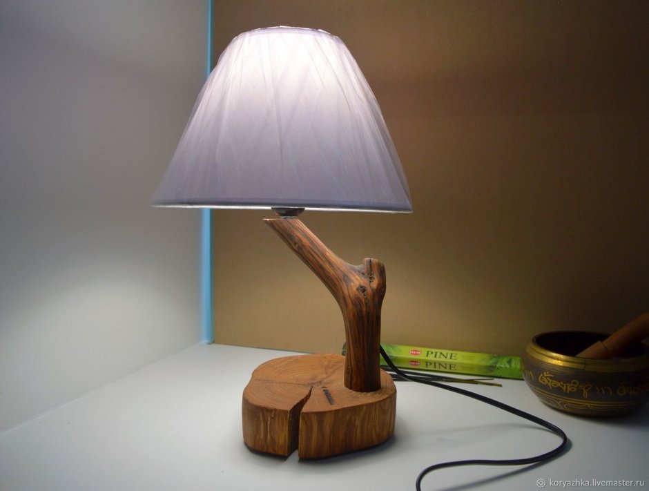 Настольный светильник из дерева