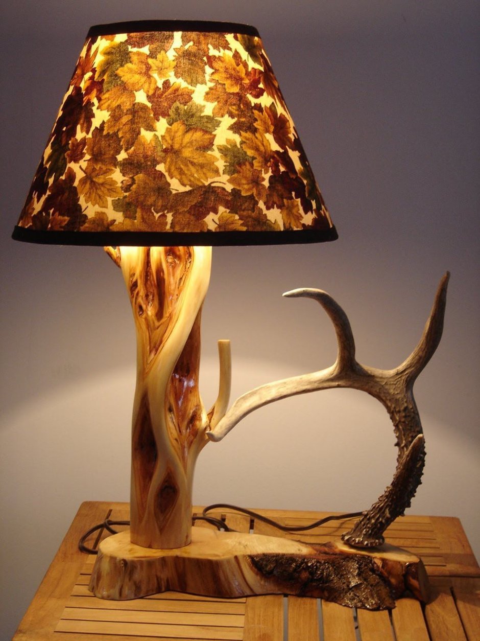 Необычная настольная лампа из дерева