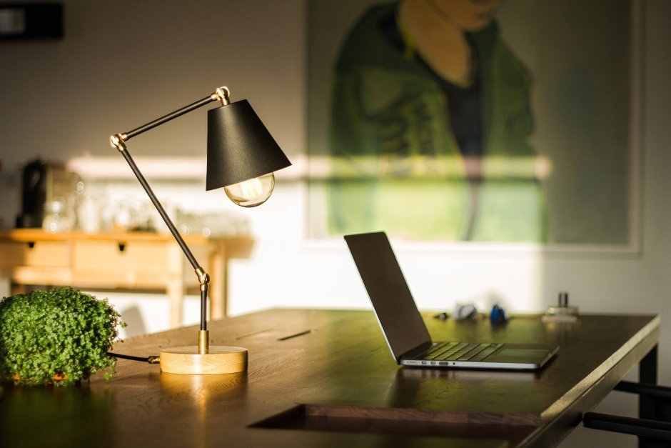 Настольная лампа из перьев