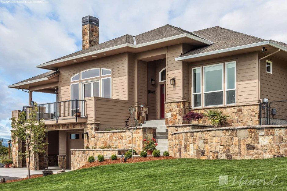 Дачный дом с высоким цоколем